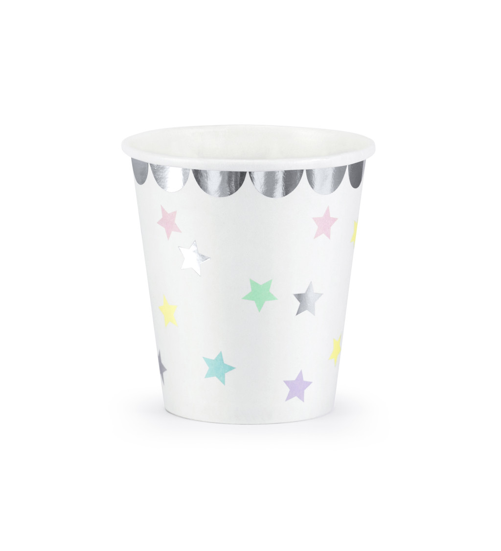 Biele kelímky s hviezdičkami