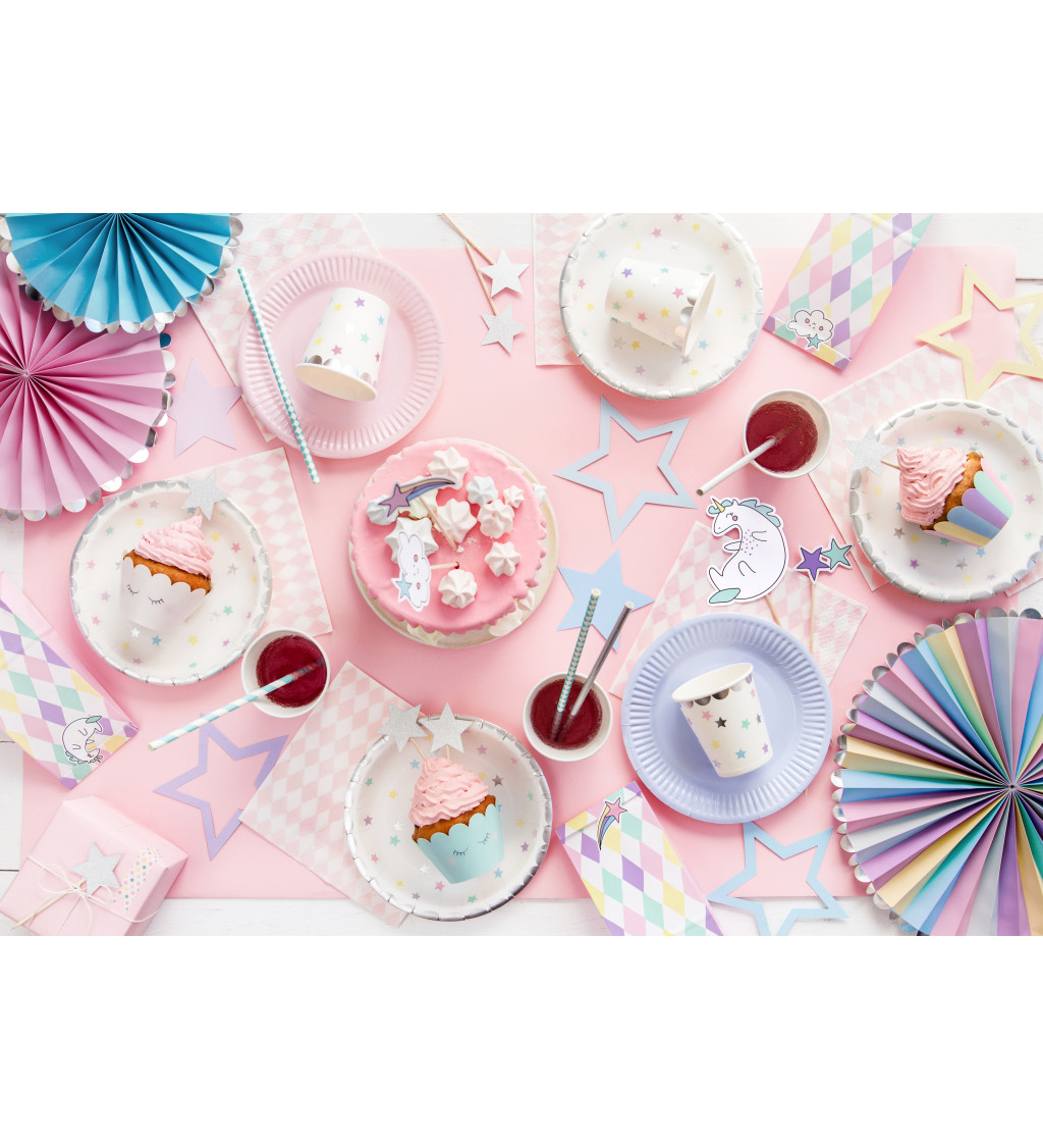 Biele kelímky s hviezdičkami