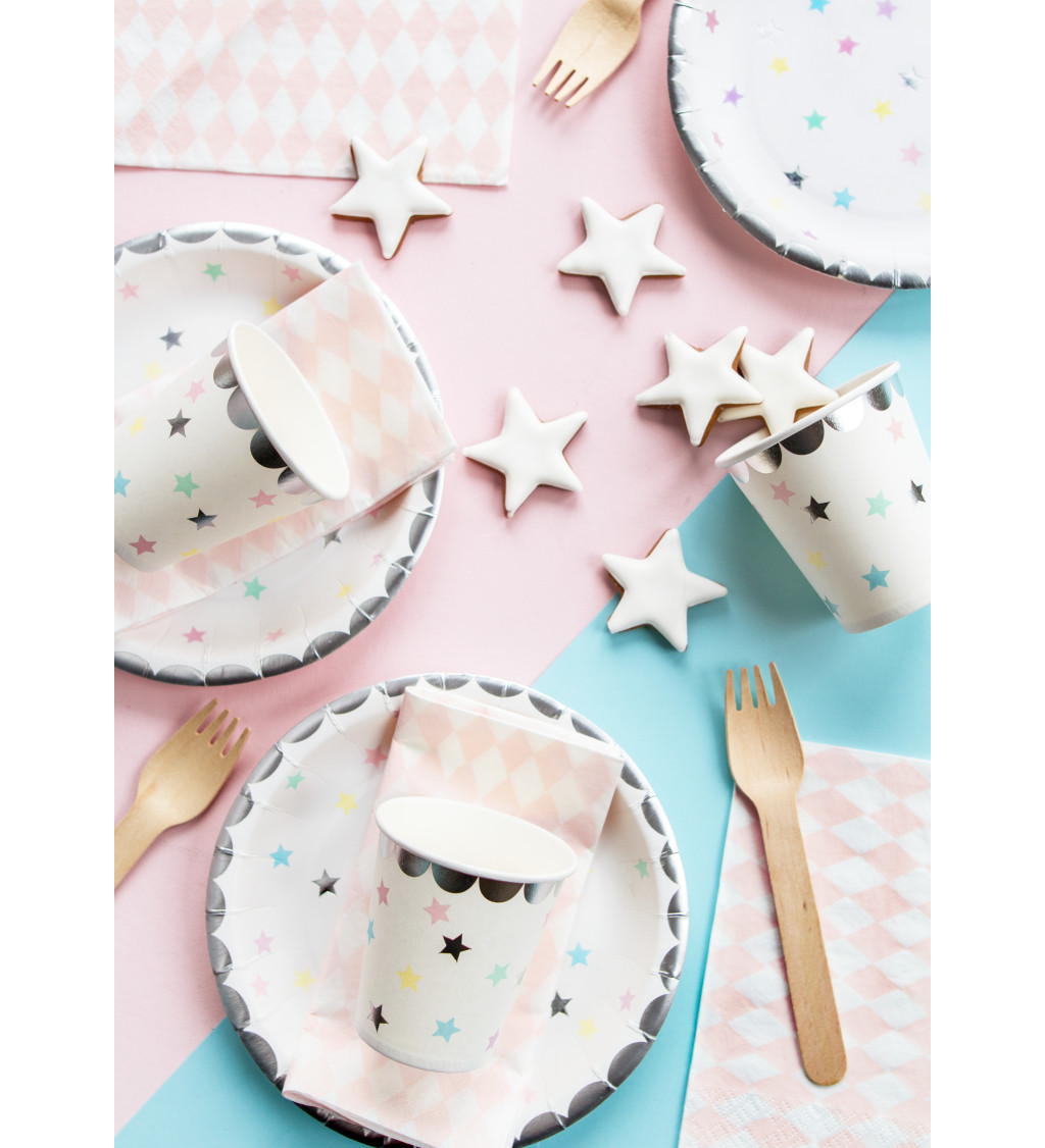 Biele kelímky s hviezdičkami