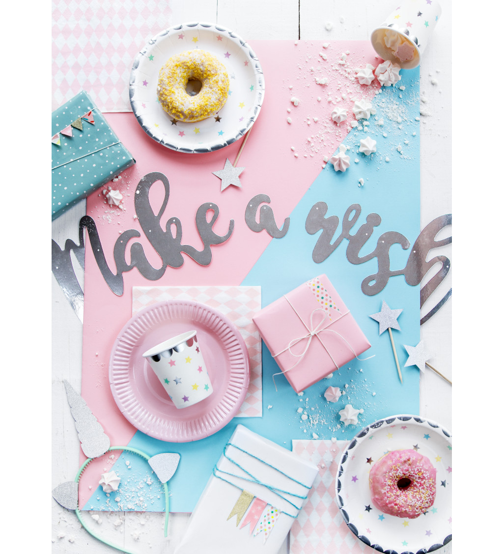 Biele kelímky s hviezdičkami