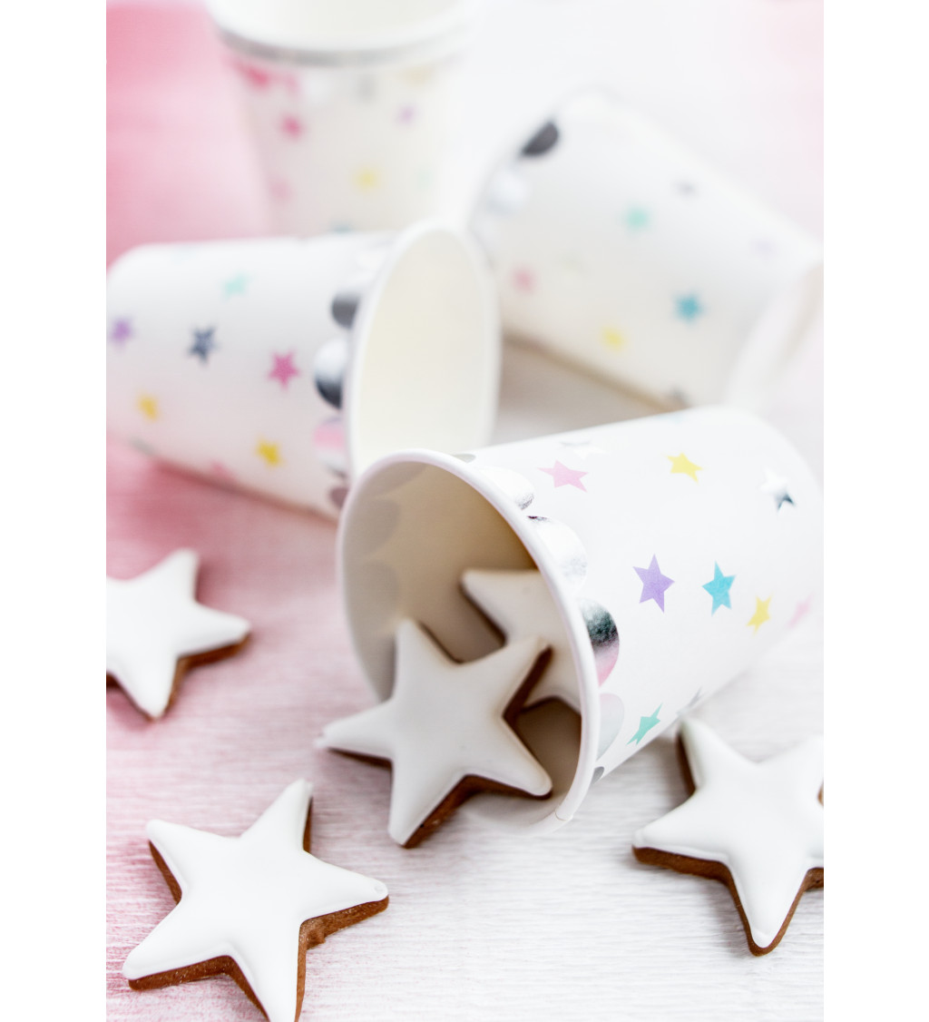 Biele kelímky s hviezdičkami